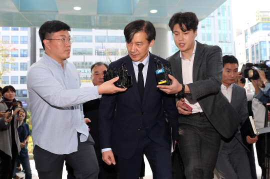 지지자에게 인사하는 조국      (천안=연합뉴스) 김준범 기자 = 조국 법무부 장관이 25일 오전 충남 천안시 대전지검 천안지청에 들어가면서 지지자에게 인사하고 있다. 조 장관은 이날 천안지청에서 검사·직원들과 대화 자리를 가진다. 2019.9.25      psykims@yna.co.kr  (끝)